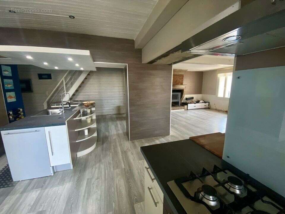 Maison de village, espace jour 80 m², séjour avec cheminée, - Maison à VILLANDRAUT