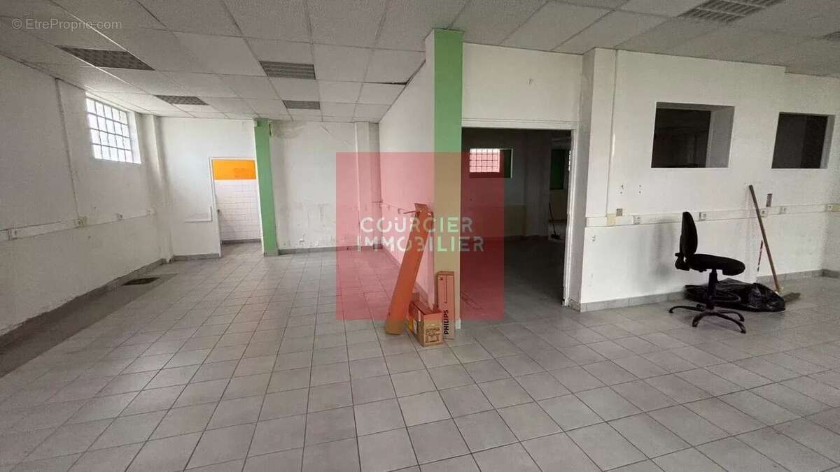 Commerce à LE MESNIL-SAINT-DENIS