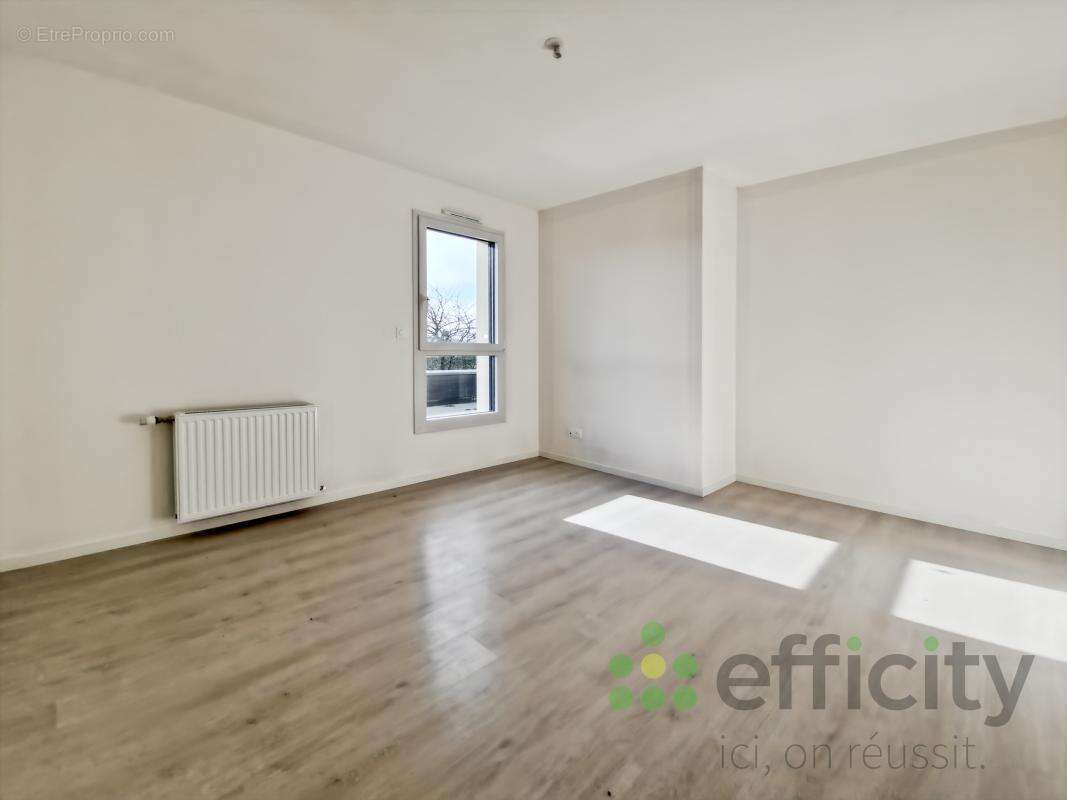 Maison à NEUVILLE-SUR-SARTHE