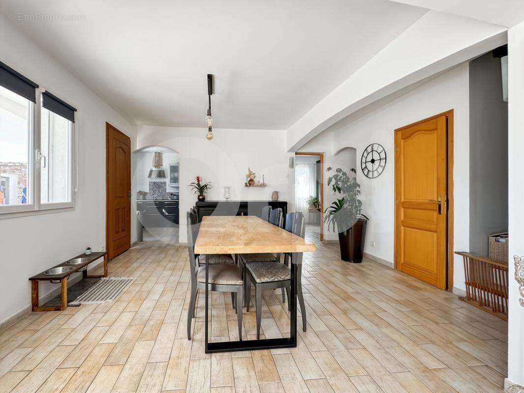 Maison à LE REVEST-LES-EAUX