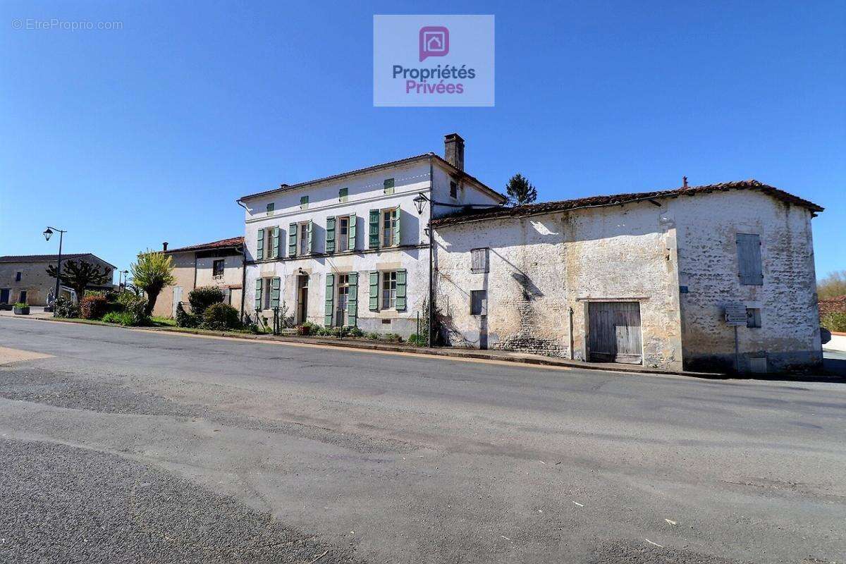 Grande maison de bourg de 193 m2 - 1 logement indépendant avec nombreuses et grandes dépendances - photo 2
