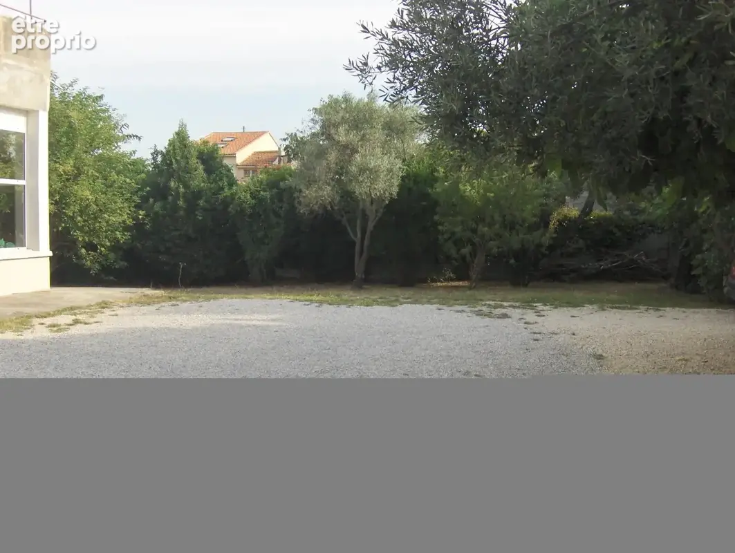 Nimes -petit immeuble commercial + habitation - photo 5