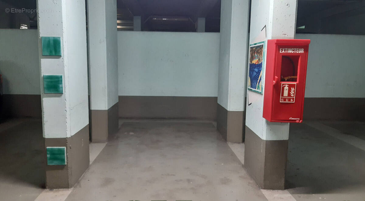 Parking à PARIS-16E