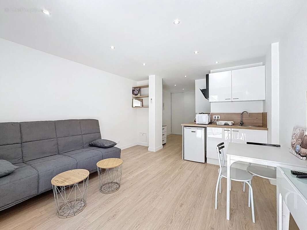 Cannes centre studio 25m2 terrasse renove - photo 3