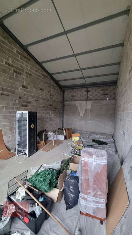 Commerce à POUILLON