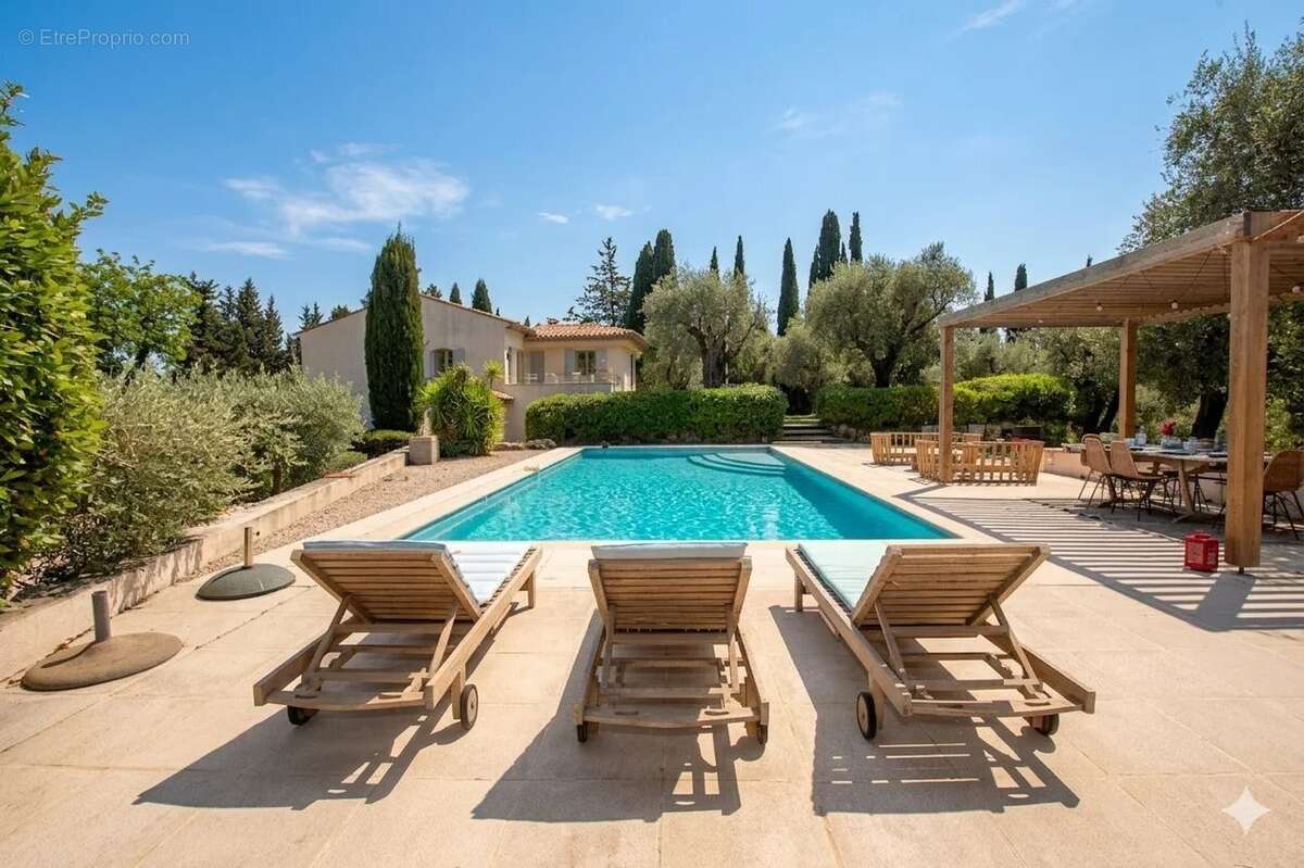 Maison à CHATEAUNEUF-GRASSE