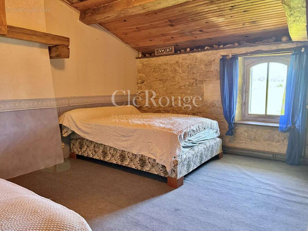 Monségur - Maison familiale de 5 chambres à rénover - photo 13