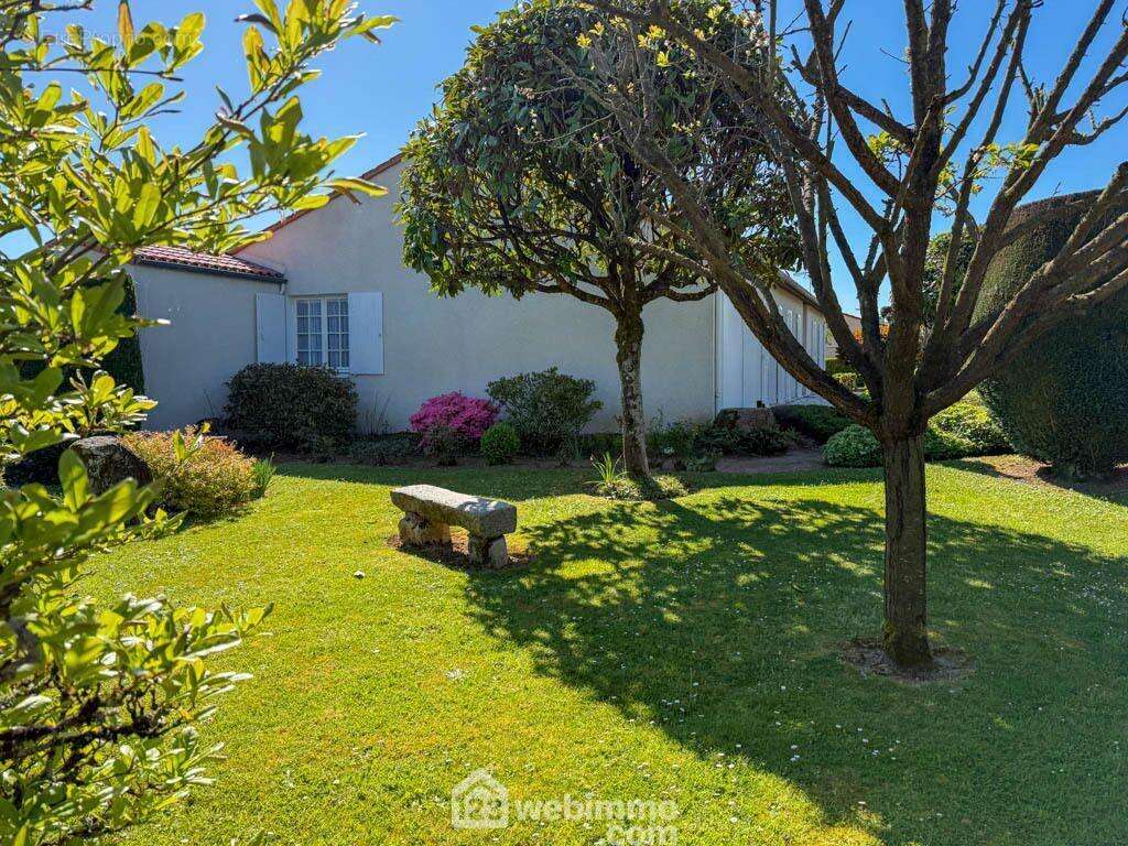 Située à 10 minutes de POUZAUGES, cette maison de plain-pied de 128 m², vous propose : - Maison à POUZAUGES