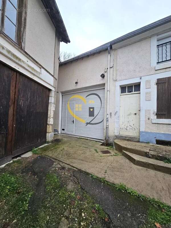 Parking à SAINT-MARTIN-D&#039;AUXIGNY