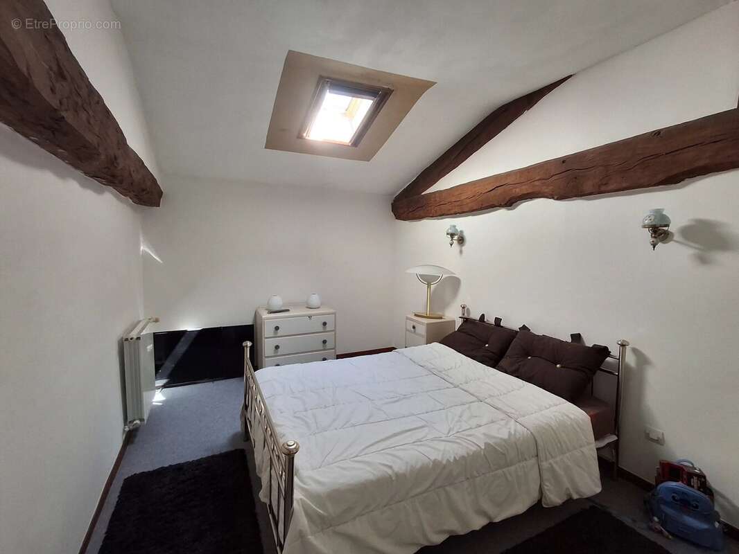 Maison familiale avec de nombreuses dépendances et du terrain - photo 10