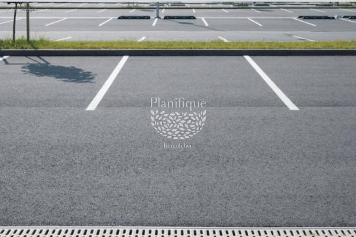 Parking à ETREMBIERES