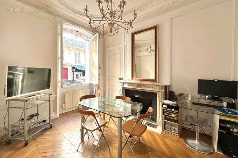 Appartement à PARIS-8E