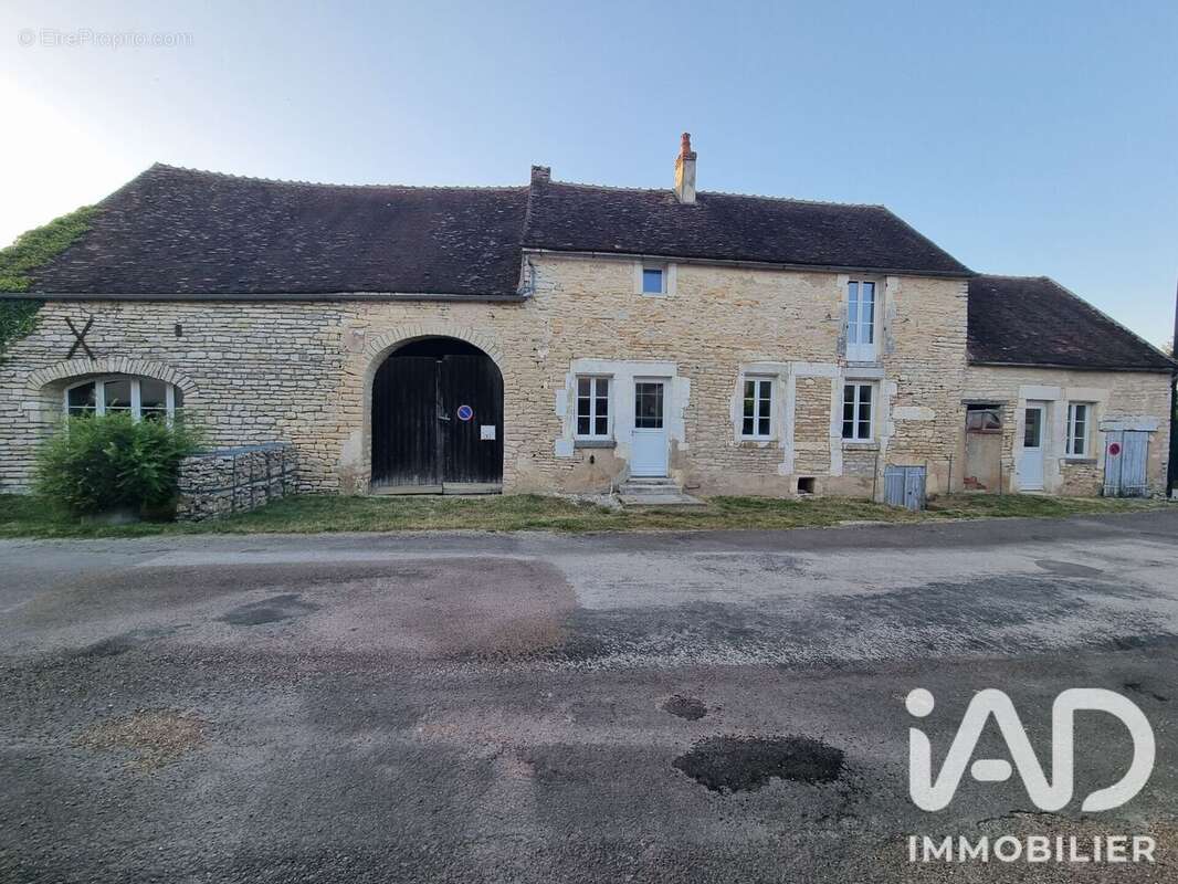Maison 128 m² à Saint-Cyr-Les-Colons  - photo 2