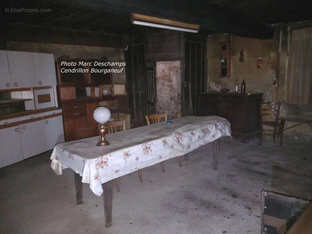 Pour les amateurs d'histoire :  maison datée 1694 et grange, à rénover complètement, gros potentiel, avec 5561 - photo 3