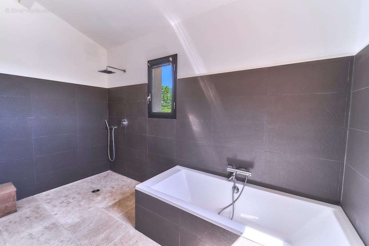 Maison à LE PUY-SAINTE-REPARADE