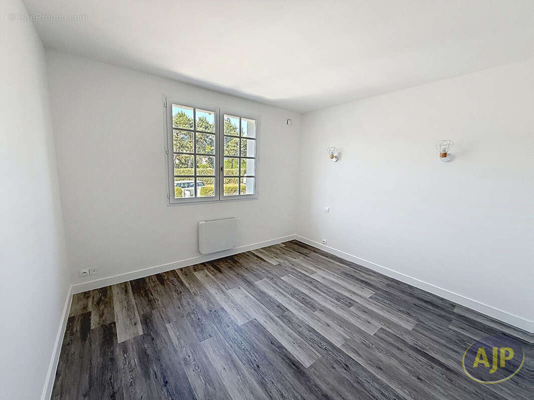 Maison rénovée des années 80 à VAIRE - photo 5