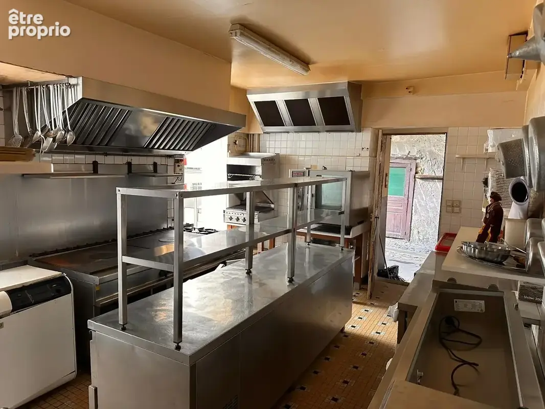 Ensemble immobillier comprenant ancien restaurant ( licence iv ), 7 chambres studio a louer - photo 8