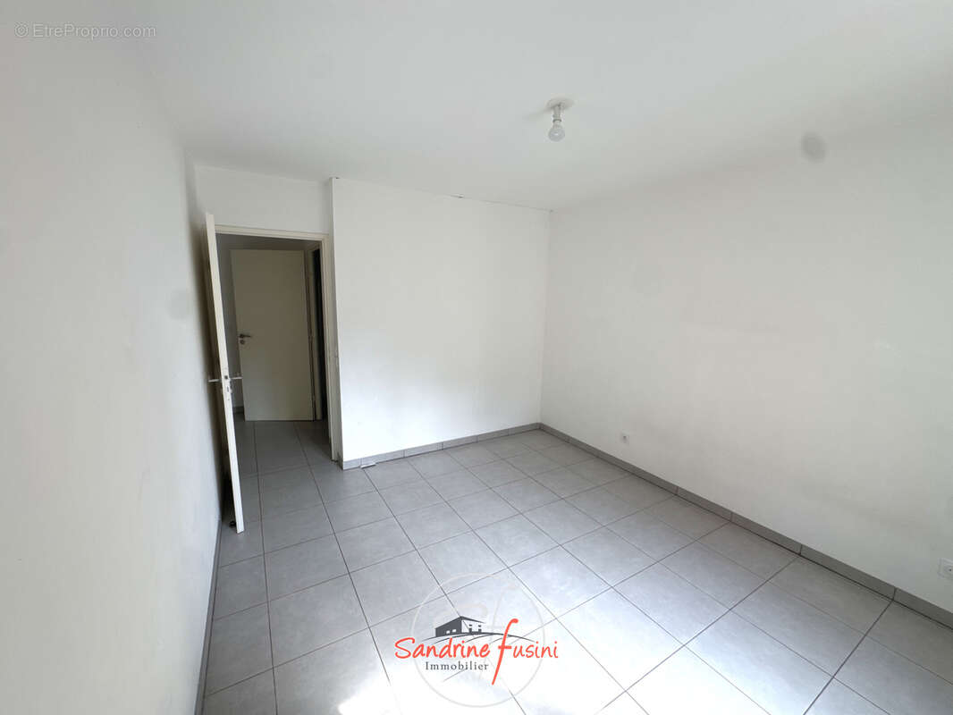 PLAN DE CARROS : Dans résidence récente, beau 3 pièces de 68 m2 avec parking en sous-sol - photo 4