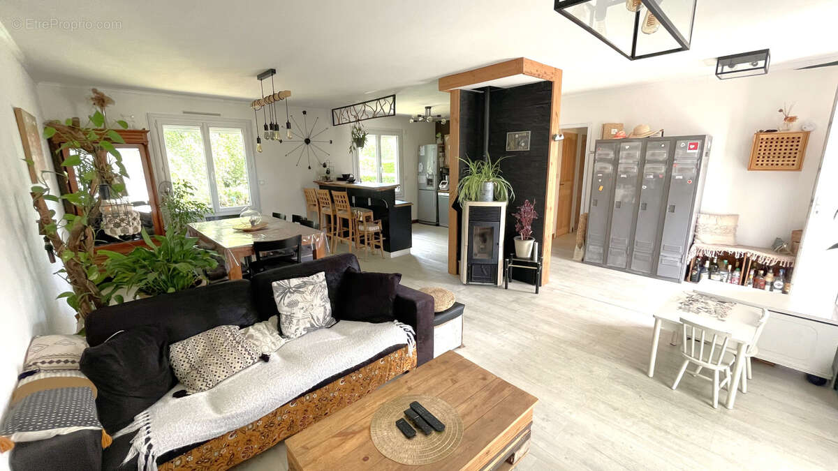 Maison à SAINT-CLEMENT-DE-LA-PLACE