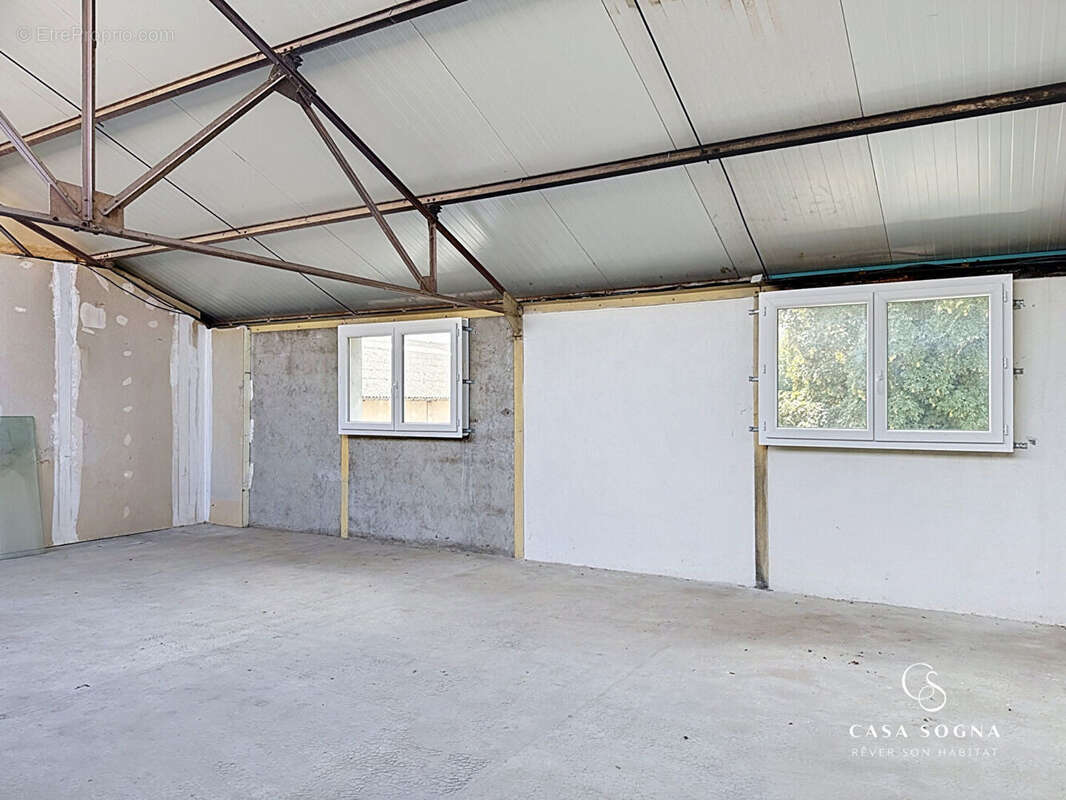 Local d'activité/industriel - 1000 m² - Saint-Étienne-des-Oullières - photo 8