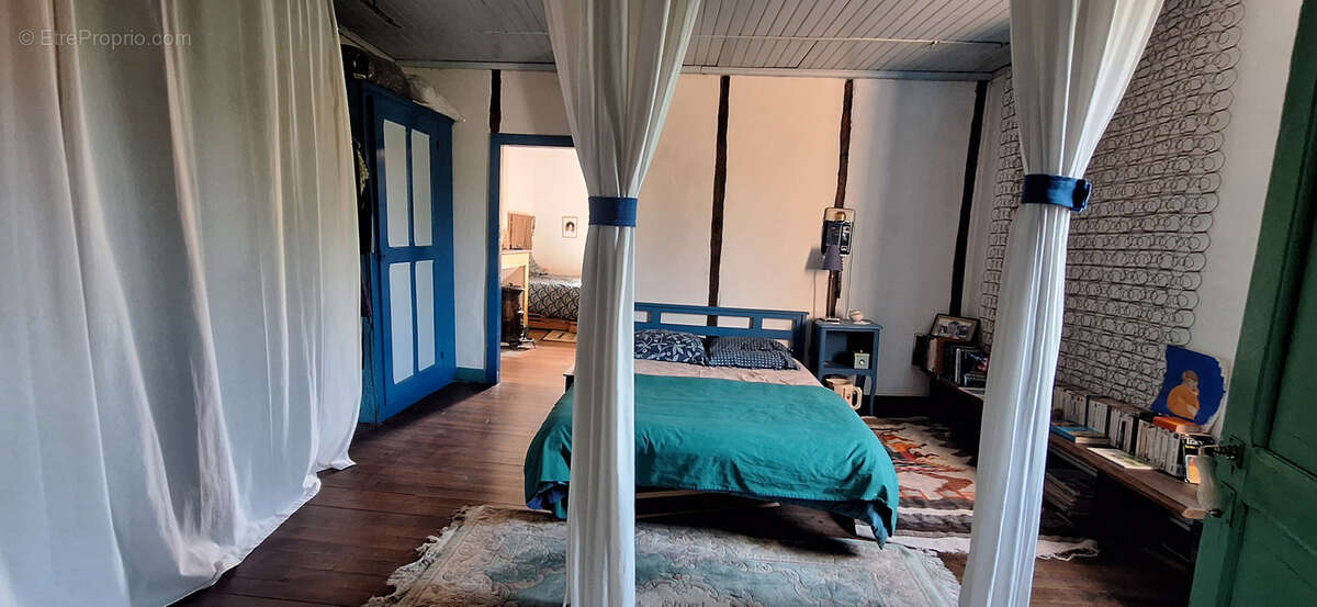 Maison de caractère de type 2-3 avec cour et petit jardin - photo 3