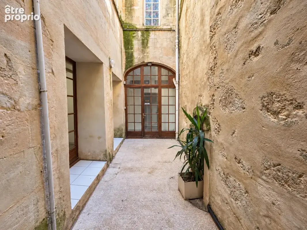 À vendre à Arles   Maison bourgeoise du XVIIe siècle de 315 m2 en centre historique - photo 2