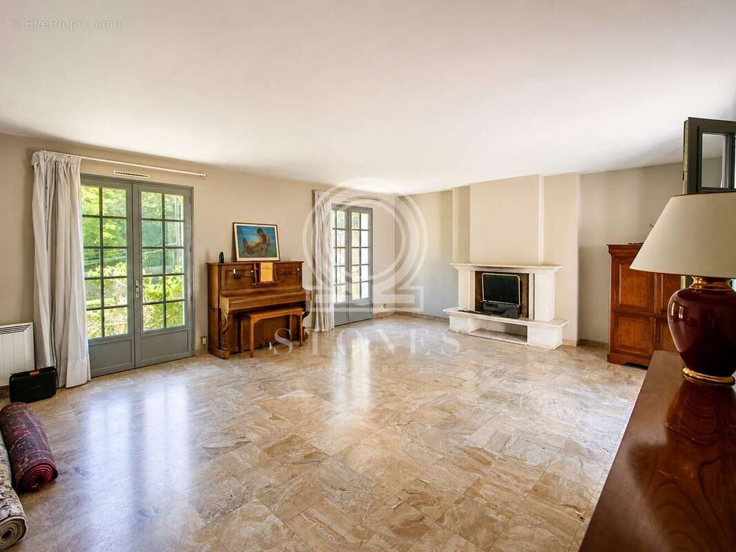 Maison 181 m² à La Celle-Saint-Cloud  - photo 2