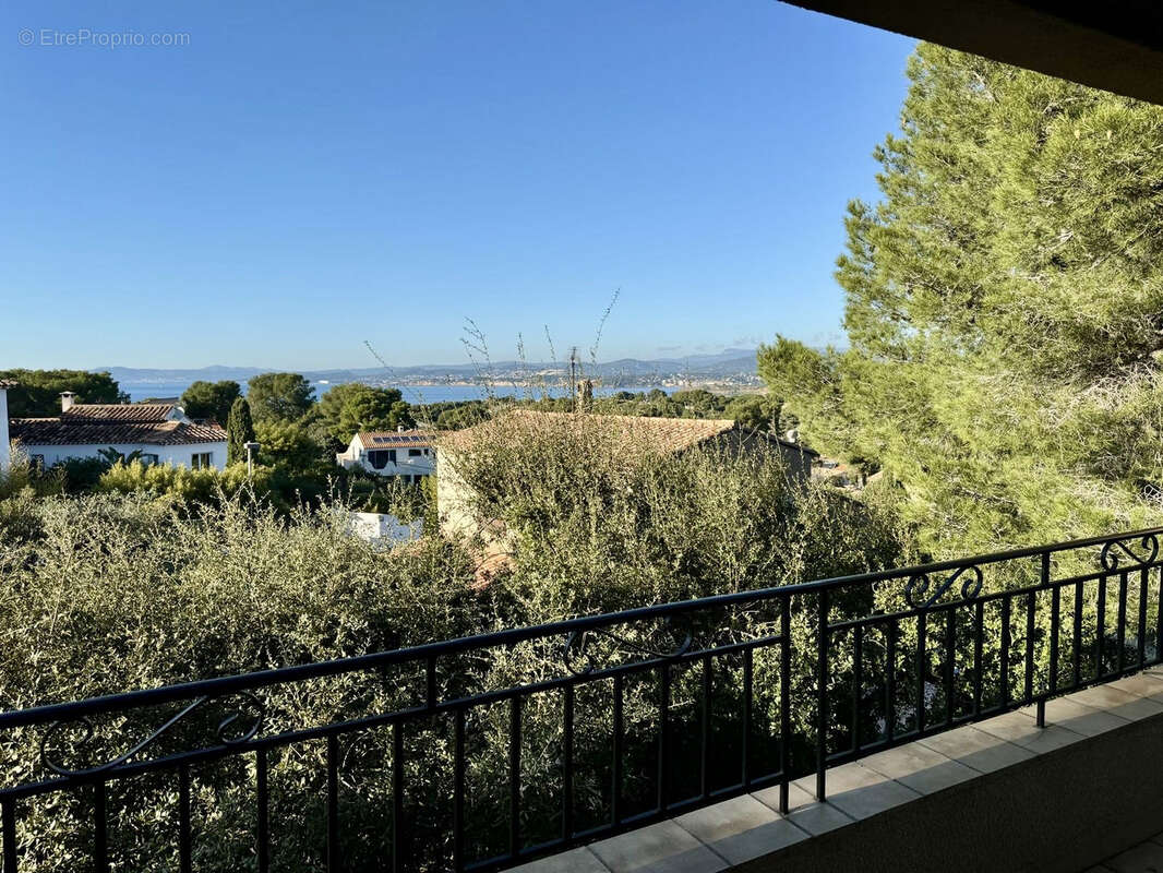 Proche du Brusc - Grande villa provençale vue mer divisée en plusieurs appartements - photo 17