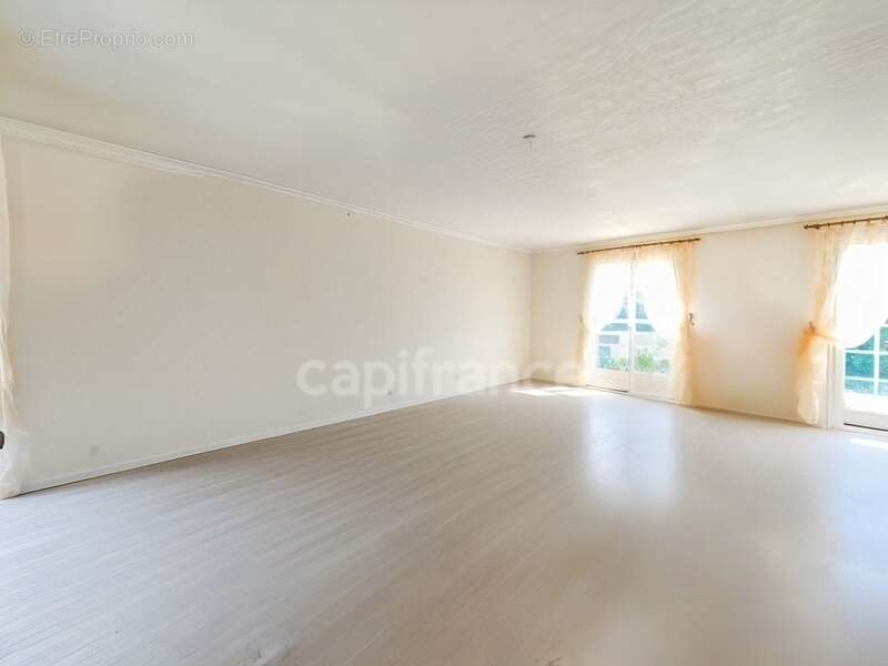 À vendre : Villa grand garage à CHATENOY-EN-BRESSE (71) – 4 chambres, 183 m² habitables terrain de 1728 m² - photo 3