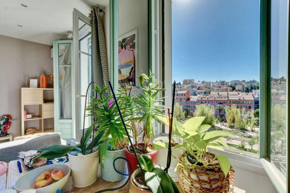 Ravissant 2 pièces rénové en cinquième et dernier étage avec ascenseur, vue dégagée! - photo 4