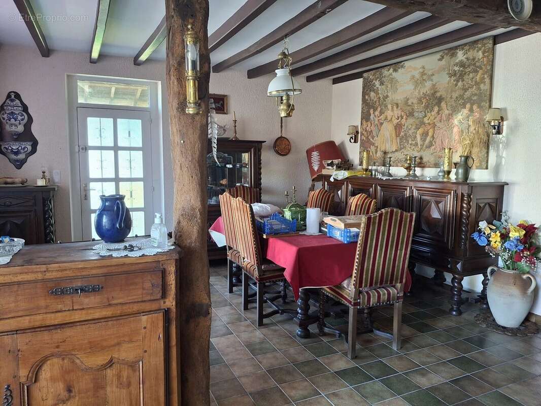Grande maison familiale à rénover, grange, dépendances et plus de 2 hectares de terrain - photo 3
