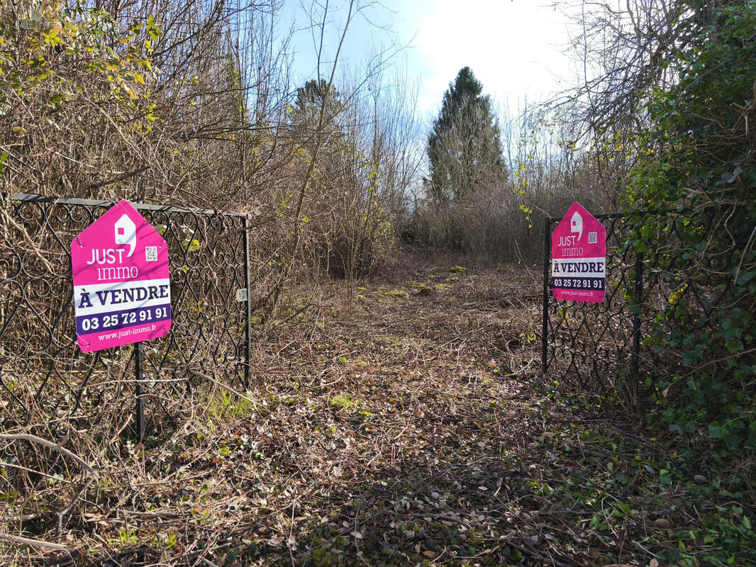 Terrain à JEUGNY