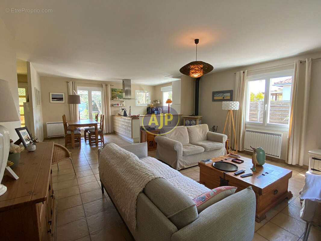 Maison à VENDAYS-MONTALIVET