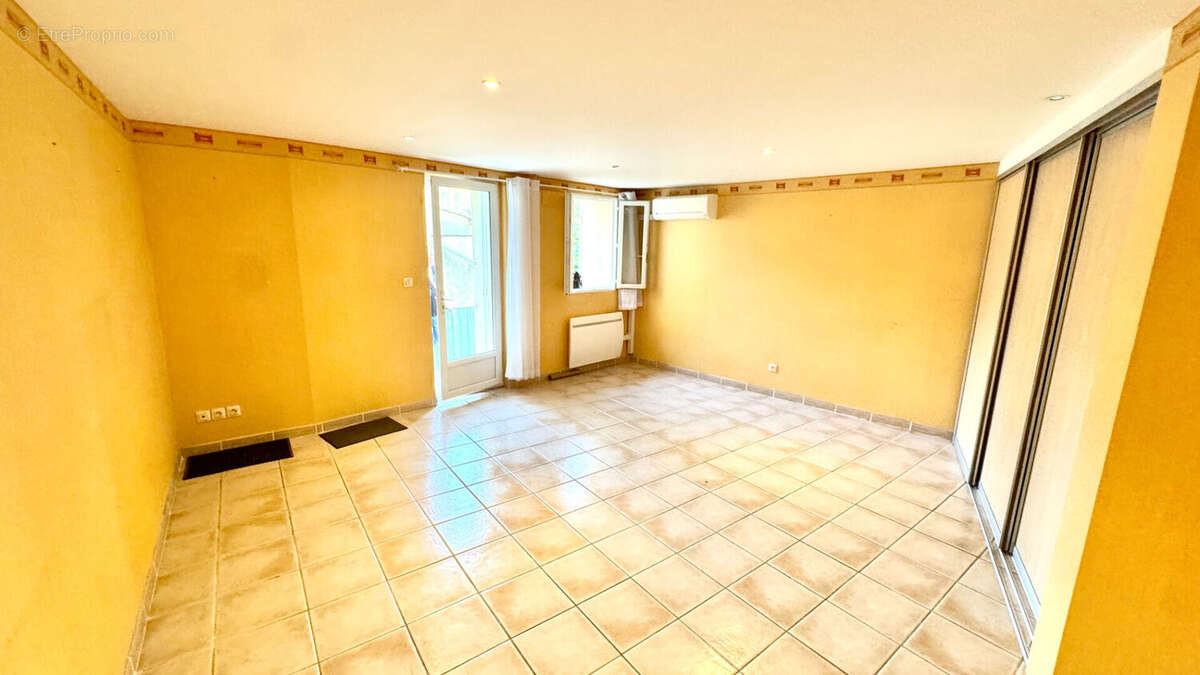 Appartement à ENTRAIGUES-SUR-LA-SORGUE