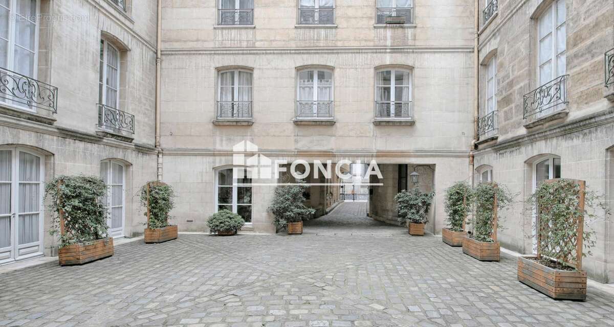 Parking à PARIS-4E