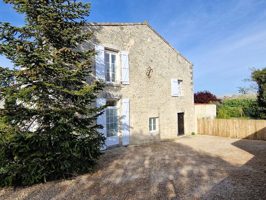 Grande maison en pierres apparentes  6 chambres  220 m² habitables  Terrain de 1060 m² - photo 2