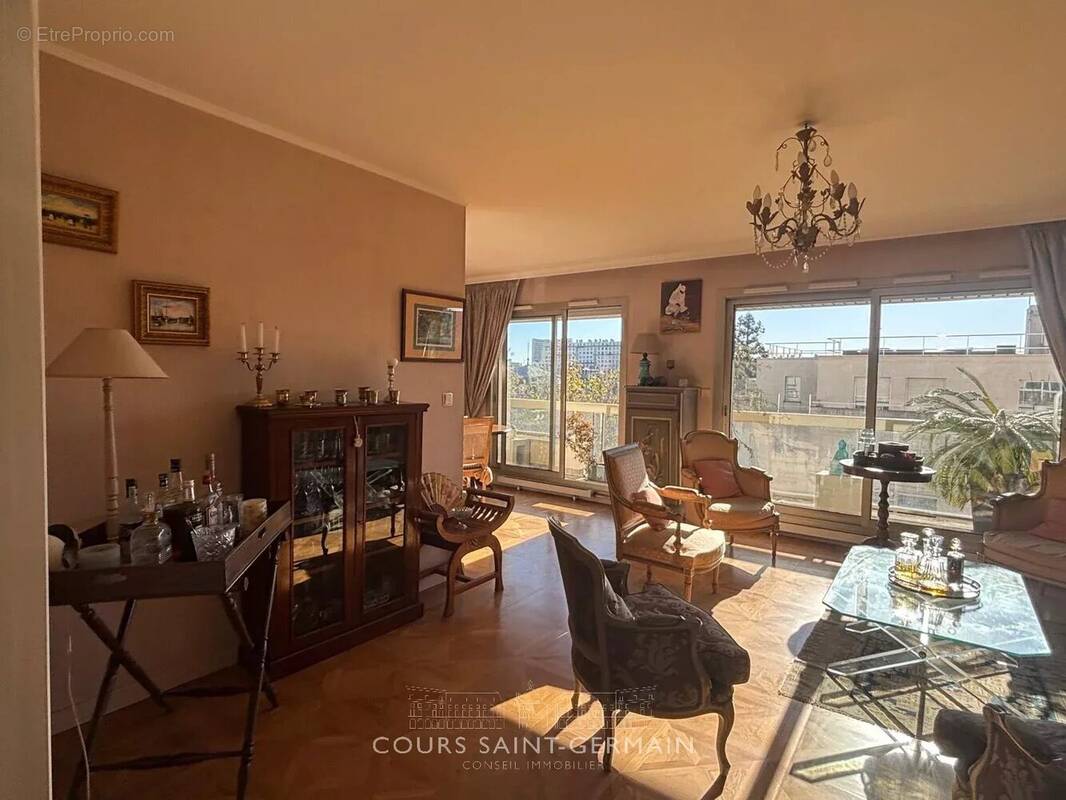 Appartement à PARIS-16E