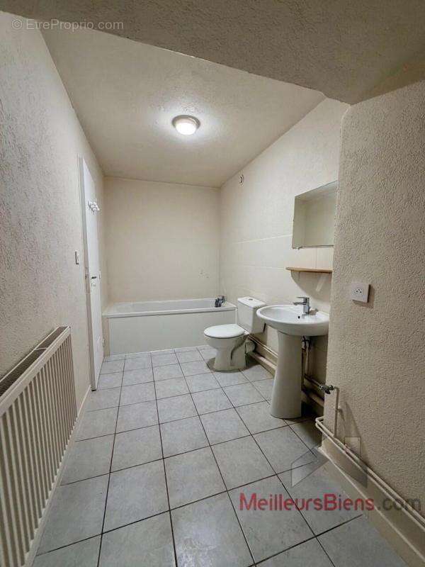 Appartement à MONTMOROT