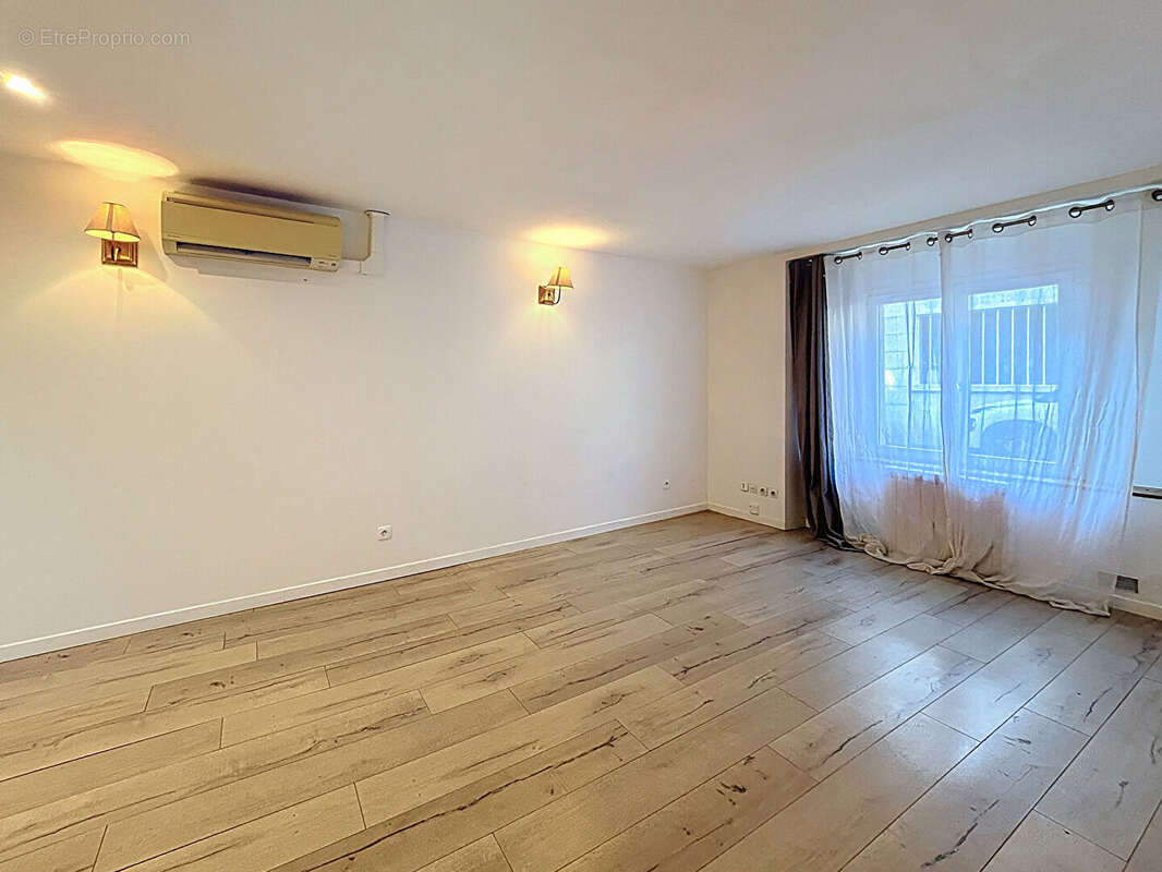 Appartement à NEAUPHLE-LE-CHATEAU