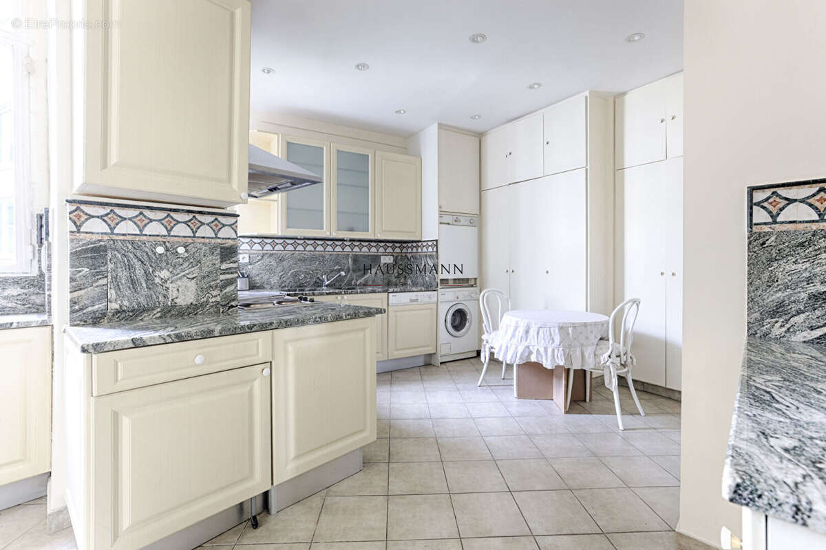 Appartement à NEUILLY-SUR-SEINE