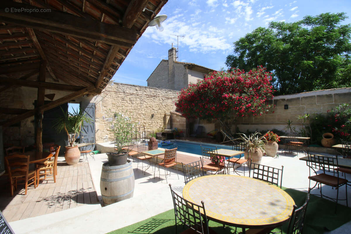 Maison de maître avec jardin, pisicine, parkings. - photo 7