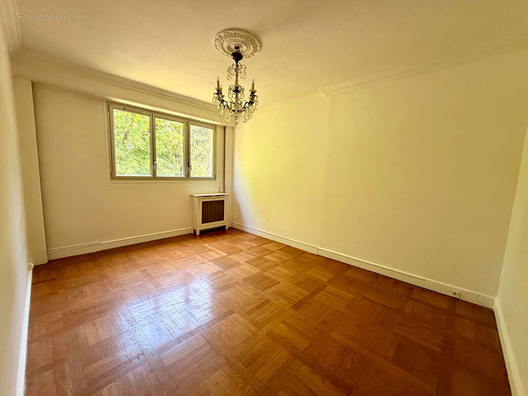 Appartement familial / LE MESNIL LE ROI - 5 pièce(s) - 122 m2 - photo 8