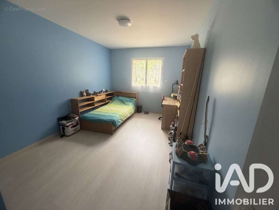 Maison 213 m² à Eglise-Neuve-D'issac  - photo 9