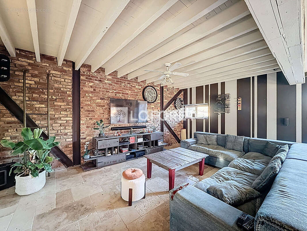 Maison à SAINT-QUENTIN-LES-CHARDONNETS