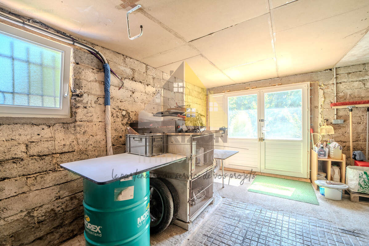 Maison de village mitoyenne d'un côté et son terrain attenant ! - photo 9