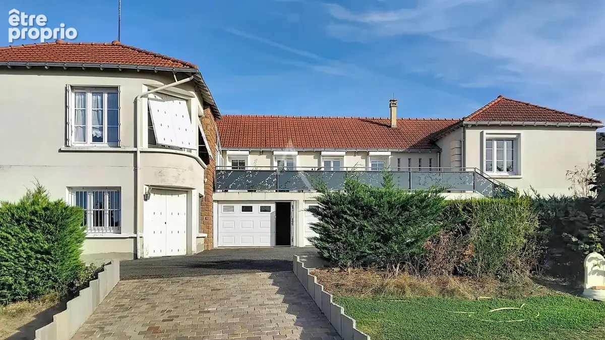 CHEMILLÉ - Maison de plain-pied - 6 chambres - 3 garages - Terrain 1 500 m² - photo 2