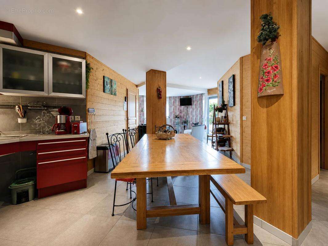 Appartement T4 rénové avec terrasse, vendu meublé – Super-Besse - photo 11