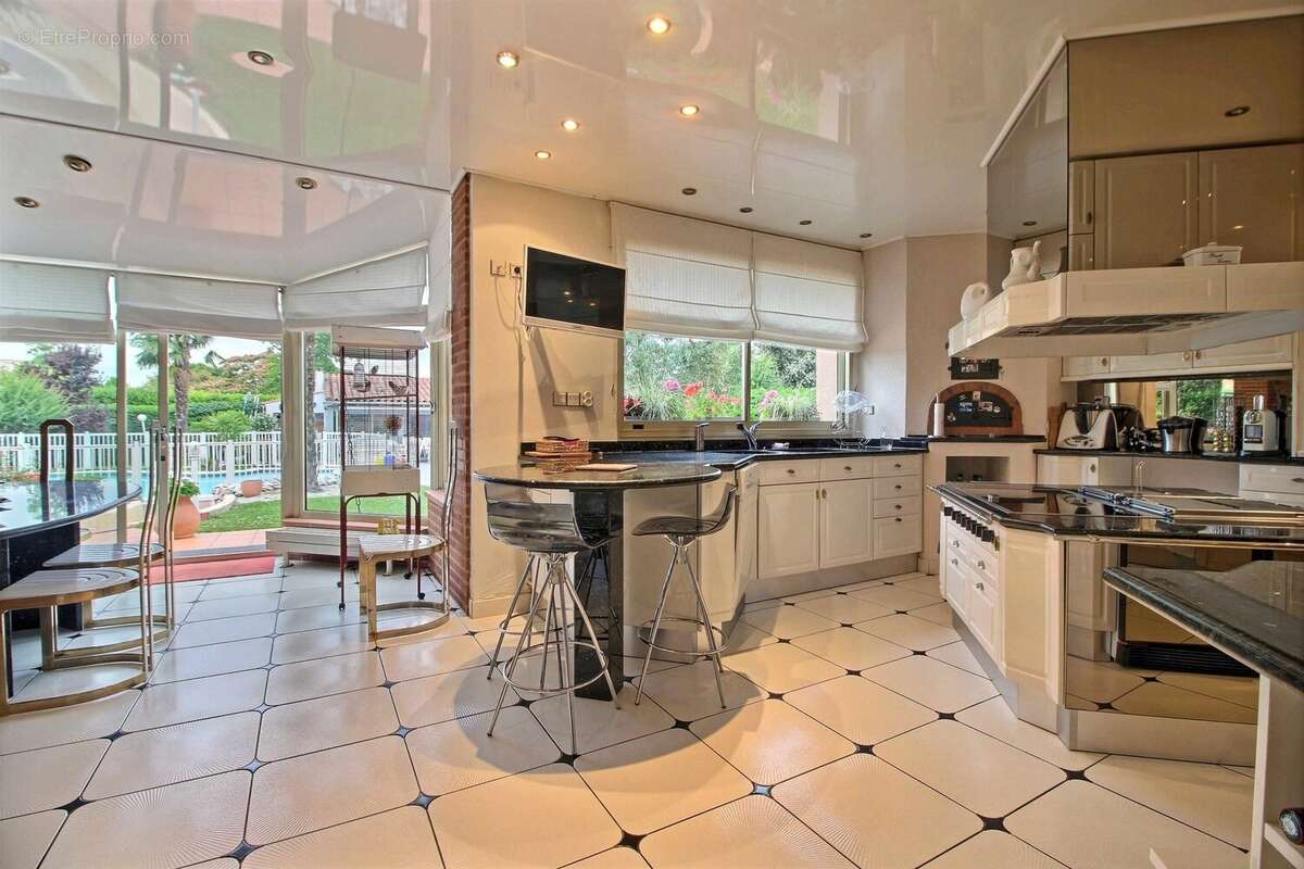 Cugnaux, maison de 315 m² avec jardin, piscine et garage. - photo 5