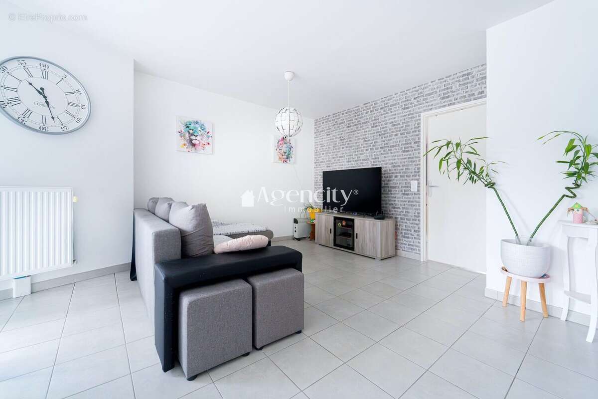séjour avec coin télé - Appartement à SAINT-THIBAULT-DES-VIGNES