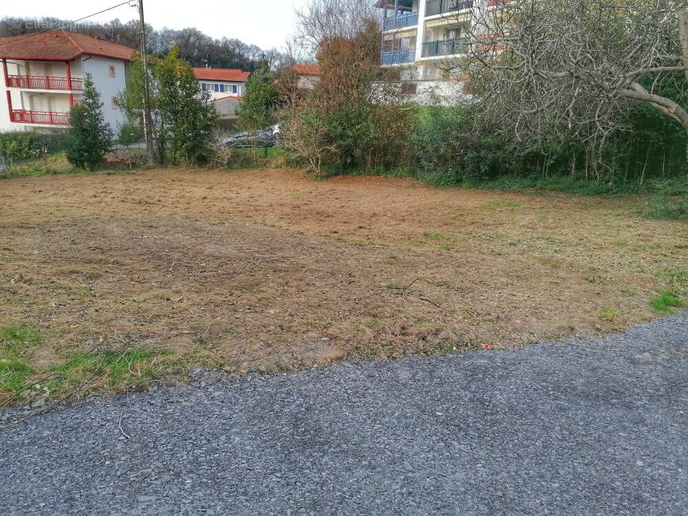 Terrain a batir hendaye proche centre ville et belcenia - photo 2